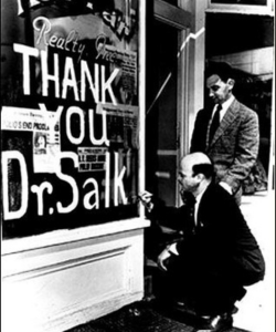 Americký národ bol Salkovi vďačný. Majiteľ obchodu prejavuje svoju vďaku. Fotografia z roku 1955.