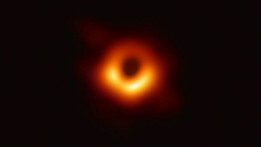 Prvá fotografia čiernej diery. Na obrázku je supermasívna čierna diera v galaxii Messier 87, ktorá je od Zeme vzdialená takmer 54 miliónov svetelných rokov. Zdroj: NASA
