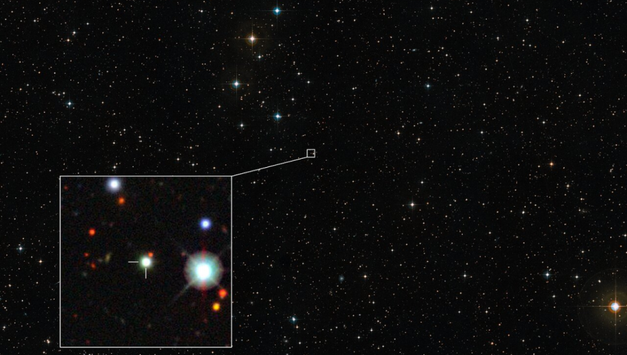 Digitized Sky Survey 2, kým vložený menší záber ukazuje polohu kvazaru na snímke z Dark Energy Survey. 