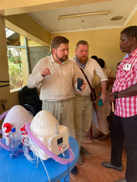 Daniel a Samuel Furka s kenským kolegom počas implementácie pľúcneho ventilátora v Keni.