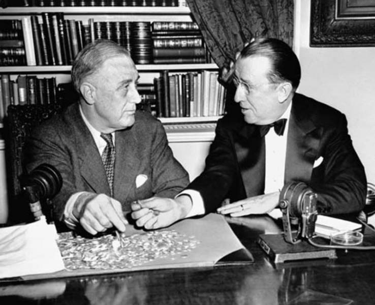 Prezident Franklin Roosevelt s výkonným riaditeľom organizácie March of Dimes Basilom O'Connorom v roku 1944.