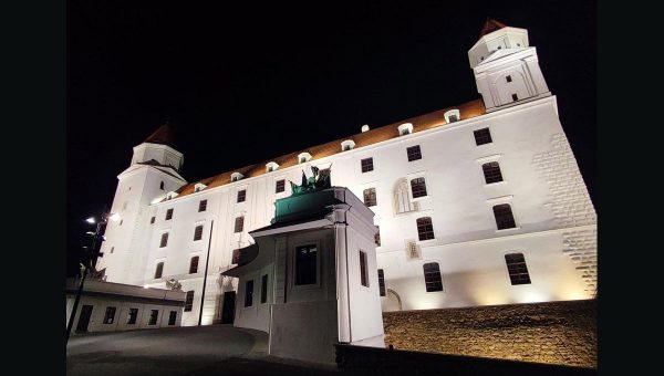 Fotka bratislavského hradu v noci