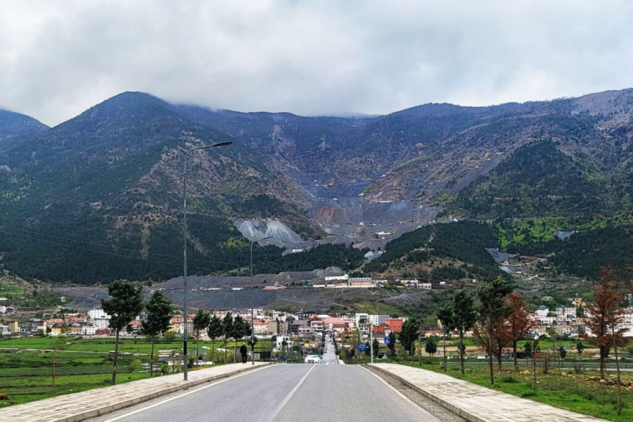 Pohľad na baňu Bulqizë v Albánsku. 