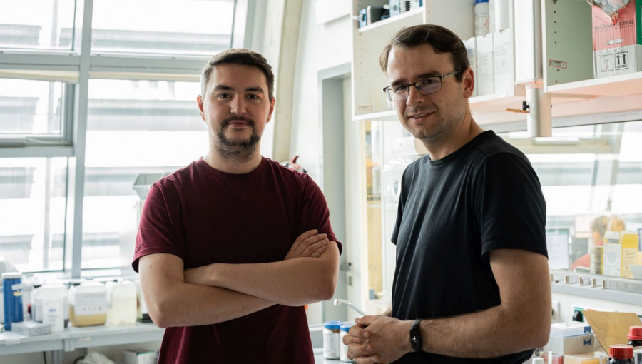 Jakub Copko (vľavo) a Tomáš Slanina, vedúci vedeckej skupiny Redoxná fotochémia