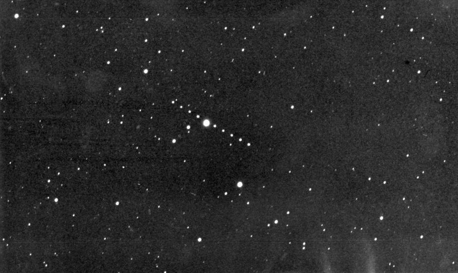 Pohyb asteroidu 433 Eros počas priblíženia k Zemi v roku 1975. Fotografované astrografom observatória na Skalnatom Plese. Zdroj: Archív autora.