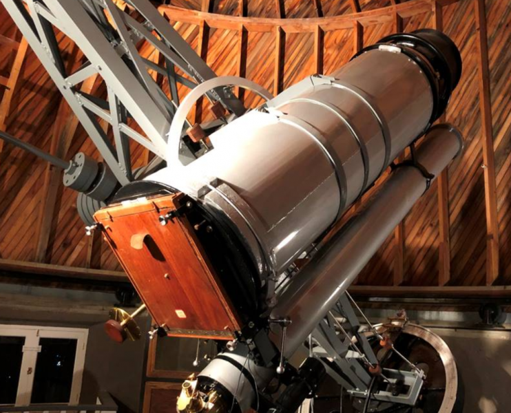 Astrograf Lowellovej hvezdárne v USA s priemerom objektívu 40 cm a ohniskovou vzdialenosťou 212 cm, ktorým bolo v roku 1930 objavené Pluto. Zdroj: www.scopeviews.co.uk