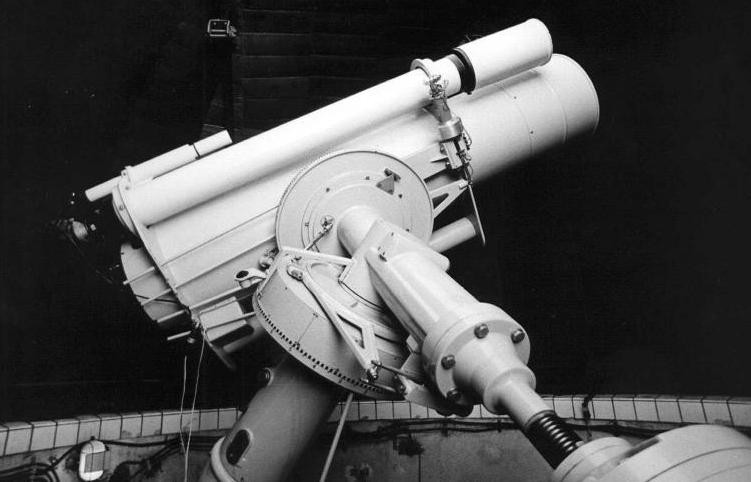 Astrograf s priemerom objektívu 30 cm a ohniskovou vzdialenosťou 150 cm observatória Astronomického ústavu SAV na Skalnatom Plese. Zdroj: Archív autora.