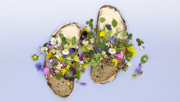 Jedlé kvety na chlebe. Zdroj: iStockphoto.com