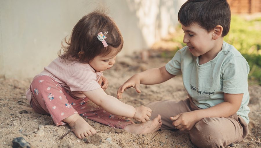 Deti hrajúce sa v piesku. Zdroj: iStockphoto.com