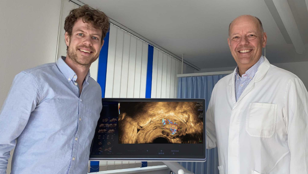 Fabian Laumer z ETH Zürich (vľavo) a gynekológ Michael Bajka