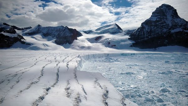 Antarktický ľad je mimoriadne dôležitým zdrojom veľkých mikrometeoritov. Zdroj: iStockphoto.com