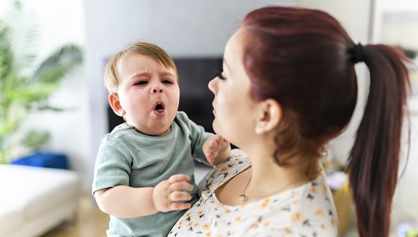Matka utišuje kašľajúce dieťa. Zdroj: iStockphoto.com