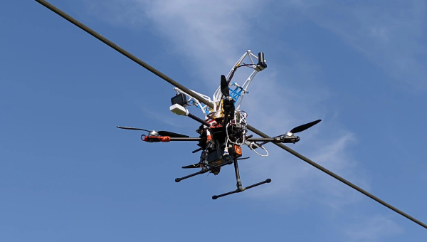 Dron napojený na elektrické vedenie. Zdroj: Univerzita v Južnom Dánsku