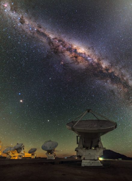 Pohľad na systém antén ALMA. Na zábere je vidieť tzv. zodiakálne svetlo. Zdroj: ESO