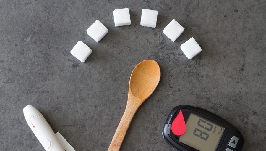 Množstvo cukru a glukomer ukazujúci vysoké hodnoty. Zdroj: iStockphoto.com