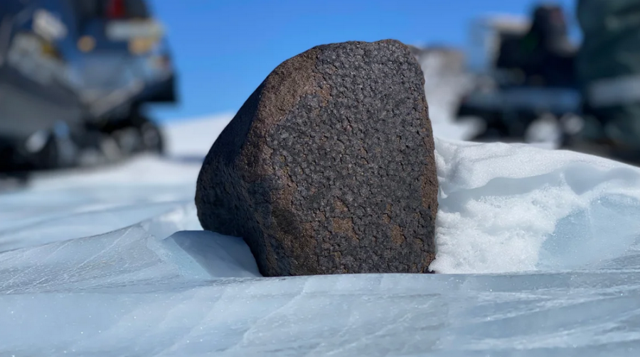 Jeden z najväčších antarktických meteoritov s hmotnosťou 7,7 kg bol nájdený medzinárodnou expedíciou zastrešenou Université Libre de Bruxelles (Brusel, Belgicko) v januári 2023. Zdroj: https://edition.cnn.com