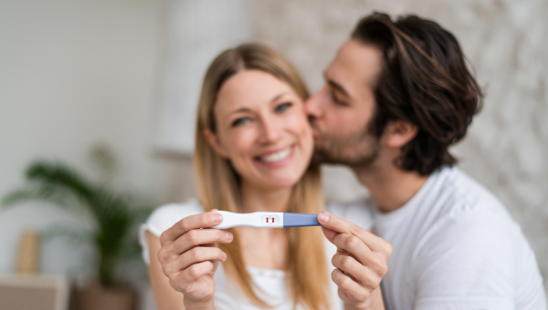 Žena a muž s pozitívnych tehotenským testom. Zdroj: iStockphoto.com