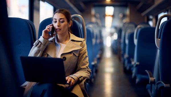 Žena s laptopom telefonuje vo vlaku. Zdroj: iStockphoto.com