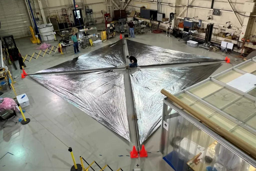 Inžinieri z Langley Research Center v americkom Hamptone testujú umiestnenie plachty na výsuvných ramenách. Zdroj: NASA