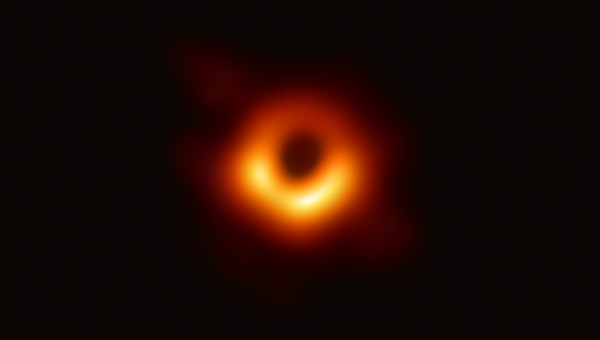 Prvá snímka okolia čiernej diery, ktorú vedci získali pozorovaním centra galaxie M87 v súhvezdí Panna. Zdroj: EHT