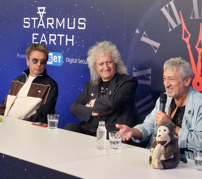 Zľava Jean-Michel Jarre, Brian May a Garik Israelian počas pondelkovej tlačovej konferencie k otvoreniu festivalu STARMUS VII.