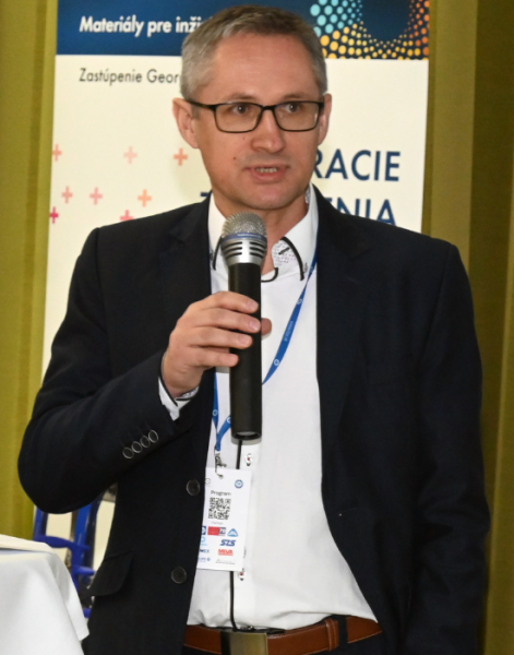 Miloš Mičian často prednáša aj na konferenciách.