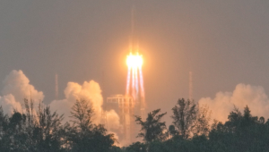 Štart rakety Dlhý pochod 5 z kozmodrómu Wen-čchang 3. mája 2024.