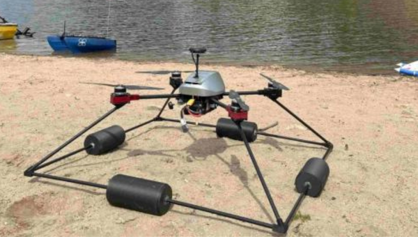 Jeden z dronov vyvinutý a zostrojený odborníkmi z FEL ČVUT.