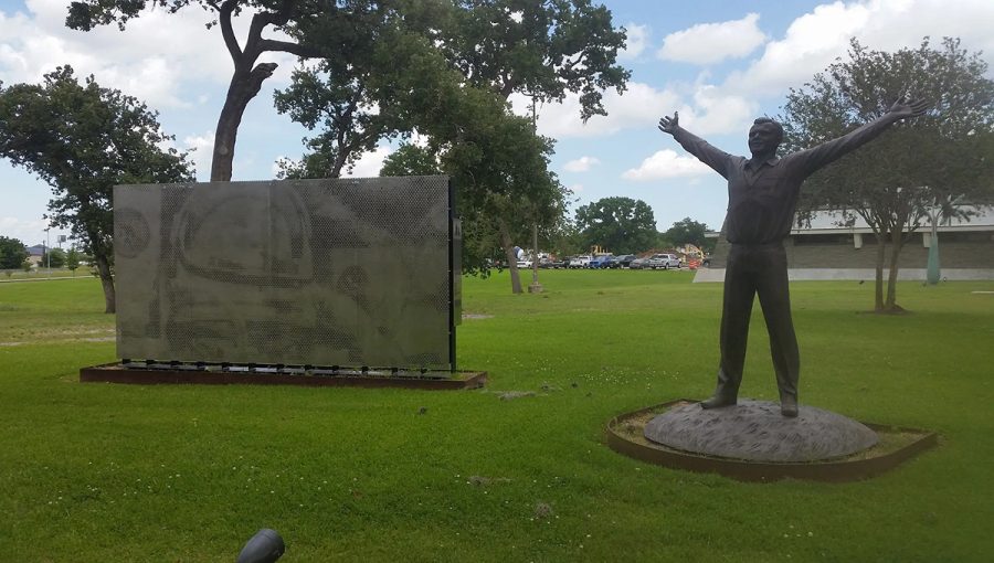Pamätník Johna Glenna (vľavo) a socha Jurija Gagarina (vpravo) neďaleko Johnsonovho vesmírneho strediska v americkom Houstone. Zdroj: NASA
