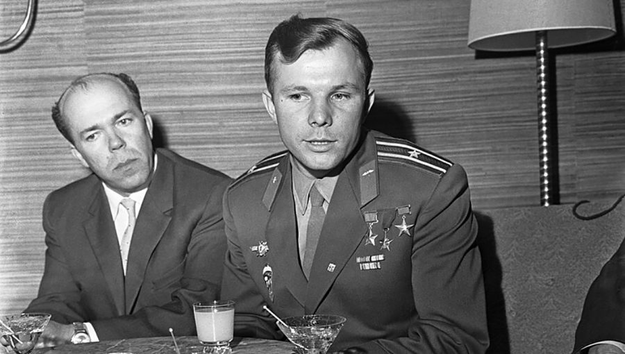 Gagarin počas tlačovej konferencie pri návšteve Fínska, 30. jún 1961. Zdroj: Wikipedia Commons