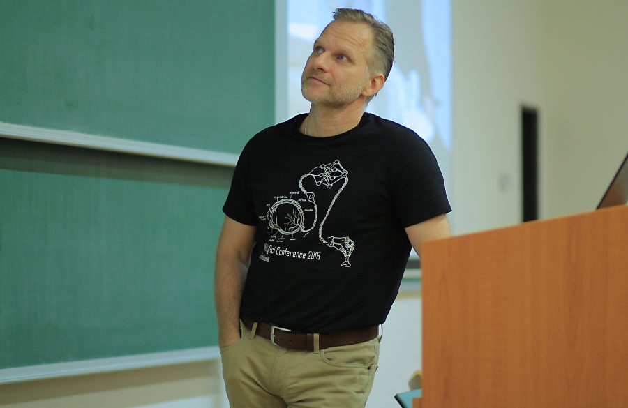 Profesor Igor Farkaš na prednáške. Zdroj: archív IF