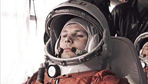 Kozmonaut Jurij Alexejevič Gagarin v autobuse na ceste k rampe, odkiaľ vyštartoval v roku 1961 na historicky prvý let človeka do vesmíru. Zdroj: NASA