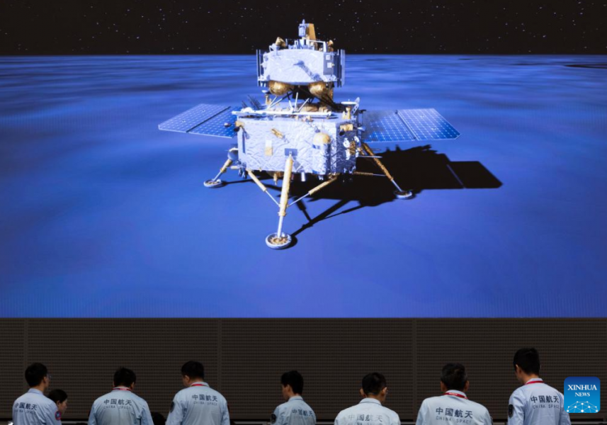 Zamestnanci v Pekinskom stredisku riadenia vesmírnych letov (BACC) 2. júna 2024. Čínska sonda Chang'e-6 pristála v nedeľu ráno na odvrátenej strane Mesiaca a prvýkrát v dejinách ľudstva odobrala vzorky z odvrátenej strany Mesiaca.