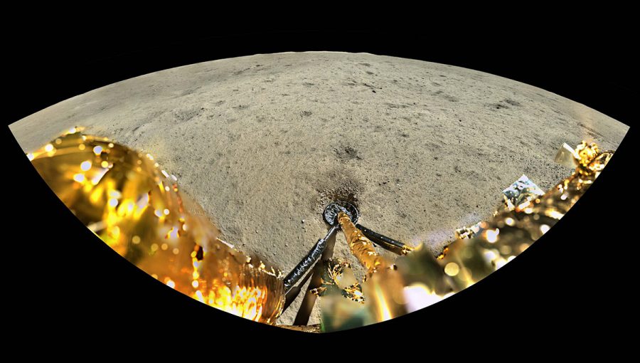 Panoramatická fotografia, ako ju zaznamenala kamera na pristávacom module čínskej sondy Čchang-e 6. Sonda pristála 1.júna 2024 na odvrátenej strane Mesiaca v najväčšej známej impaktnej panve v celej slnečnej sústave Južný pól-Aitken. Zdroj: ESA