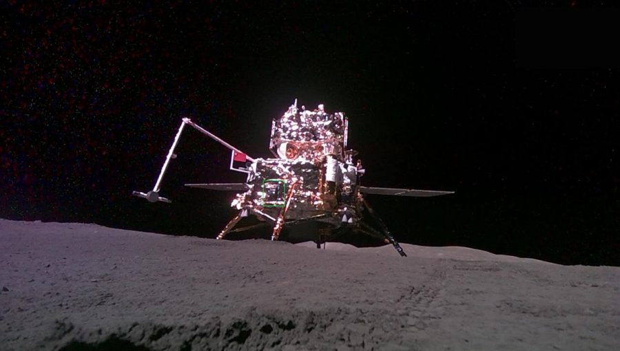 Na fotografii v zelenom rámiku je zvýraznené umiestnenie vedeckého prístroja NILS. Ide o prvý prístroj Európskej vesmírnej agentúry, ktorý sa dostal na povrch Mesiaca. Zdroj: ESA