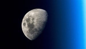 Fotografia Mesiaca, ktorú v roku 2018 urobil astronaut ESA Alexander Gerst počas svojej misie na Medzinárodnej vesmírnej stanici ISS. Zdroj: ESA