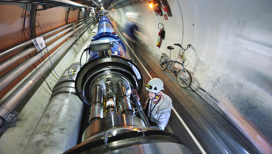 Pohľad do vnútra tunela, v ktorom je umiestnený Veľký hadrónový urýchľovač počas odstávky takzvanej Long Shutdown 2 v roku 2019. Zdroj: CERN