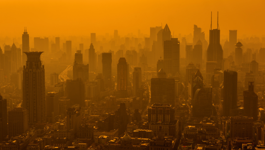 Panoráma Šanghaja, najľudnatejšieho mesta Číny, zahalená do smogu.