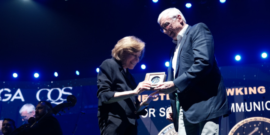 Sylvia Earleová počas slávnostnej ceremónie s Medailou Stephena Hawkinga.