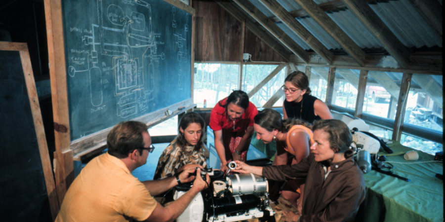 Sylvia Earle (prvá zprava) a tím misie Tektite II.