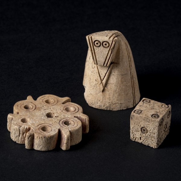 Nález pozostáva z figúrky jazdca, kocky a štyroch hracích kameňov.