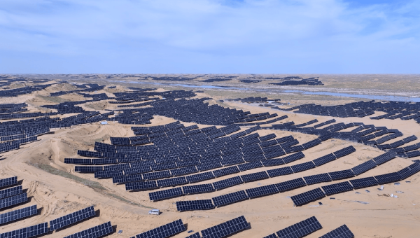 Pohľad na solárnu elektráreň v neďaleko čínskeho mesta Urumči v okrese Midong.