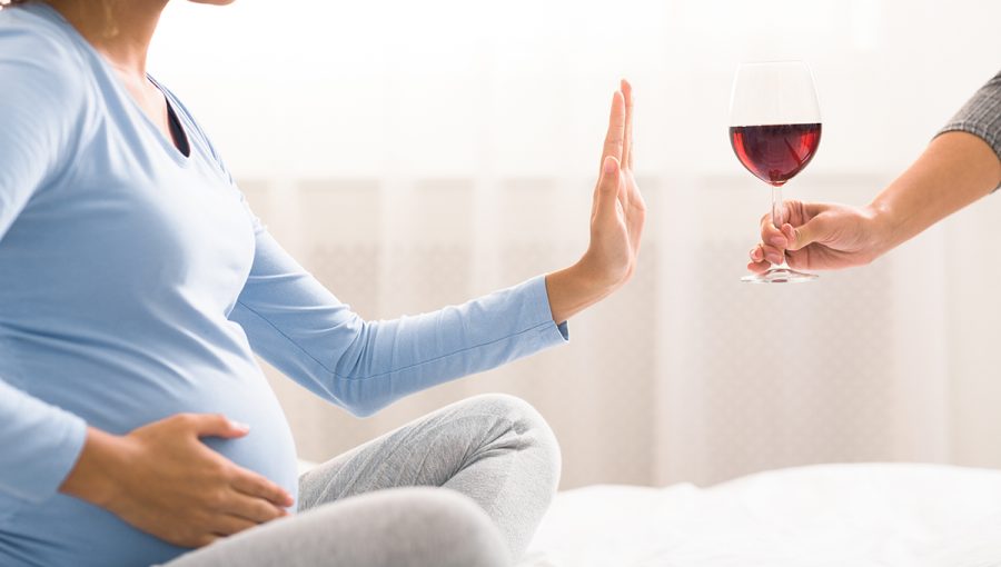 Tehotná žena odmieta alkohol. Zdroj: iStockphoto.com
