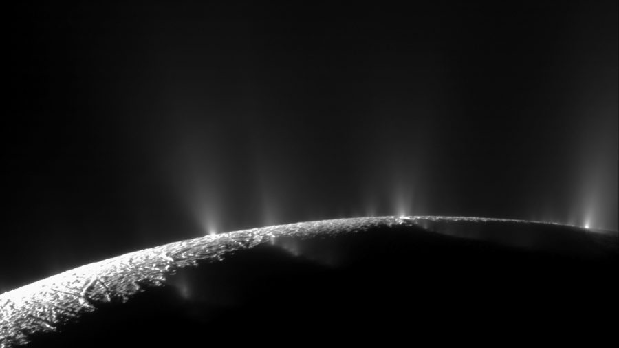 Vodné gejzíry na Saturnovom mesiaci Enceladus. Tieto obrovské oblaky vodnej pary prenikli trhlinami na južnom póle Encelada. Sonda Cassini analyzovala unikajúcu látku a zistila, že obsahuje vodnú paru, častice ľadu, soli, metán a rôzne komplexné organické molekuly. Vedci sú presvedčení, že pochádzajú z oceánu pod ľadovou kôrou. Zdroj: NASA/JPL