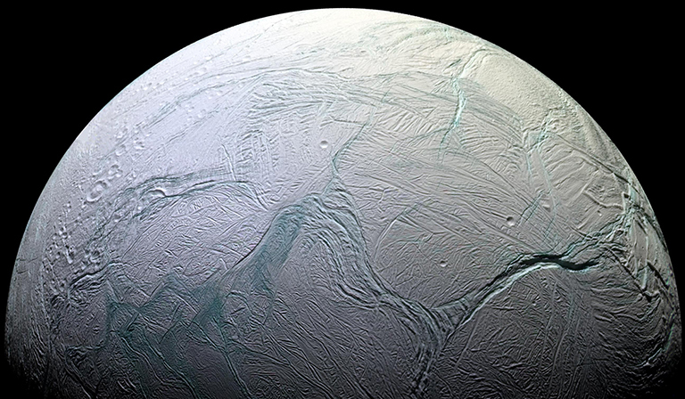 Saturnov mesiac Enceladus na zábere získanom sondou Cassini. Zdroj: NASA/JPL
