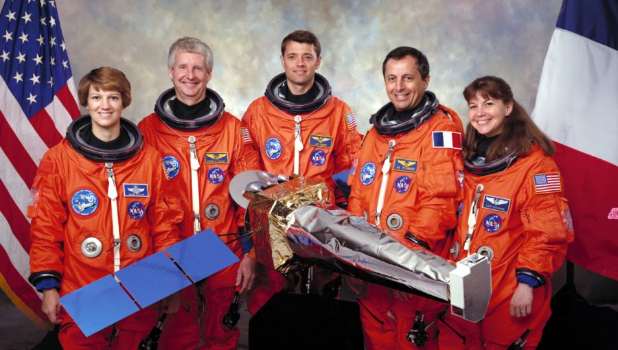 Posádka raketoplánu Columbia, ktorá v roku 1999 dopravila observatórium Chandra na obežnú dráhu Zeme. Zľava: veliteľka Eileen M. Collinsová, Jeffrey S. Ashby, Steven A. Hawley, Michel Tognini a Catherine G. Colemanová. Zdroj: NASA