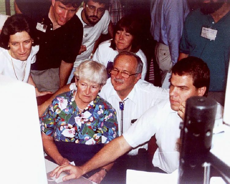 Manželia Shoemakerovci sledujú 16. júla 1994 spolu s kolegami snímky úlomkov kométy, ktoré dopadajú na Jupiter. Zdroj: NASA
