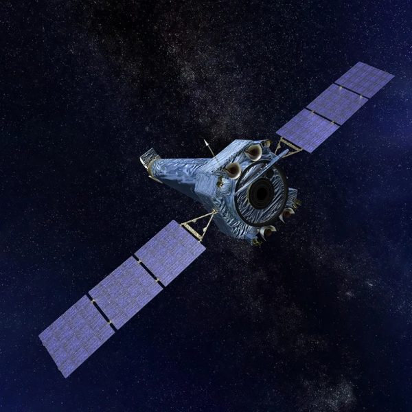 Životnosť observatória Chandra bola pôvodne naplánovaná na päť rokov. Aktuálne je v kozme štvrťstoročie. Na snímke umelecké znázornenie zariadenia vo vesmírnom prostredí. Zdroj: NASA