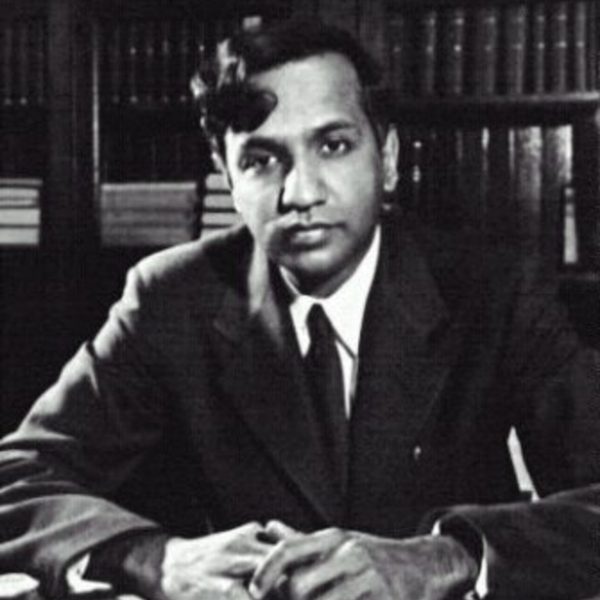 Indicko-americký astrofyzik Subrahmanyan Chandrasekhar získal v roku 1983 Nobelovu cenu za fyziku. Jeho teória o evolučných štádiách masívnych hviezd viedla k objavu neutrónových hviezd a čiernych dier. Zdroj: ESA