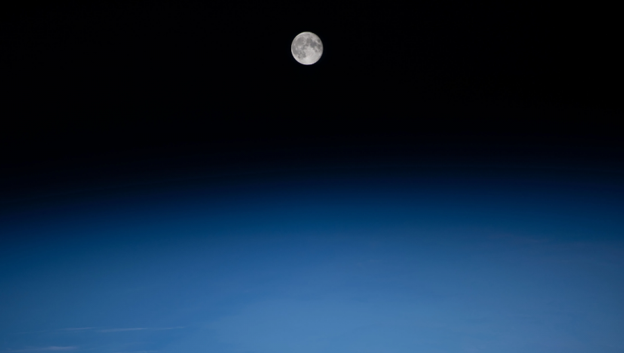 Fotografia Mesiaca, ktorú zhotovil dánsky astronaut Európskej vesmírnej agentúry (ESA) Andreas Mogensen z Medzinárodnej vesmírnej stanice 30. septembra 2023. Zdroj: NASA
